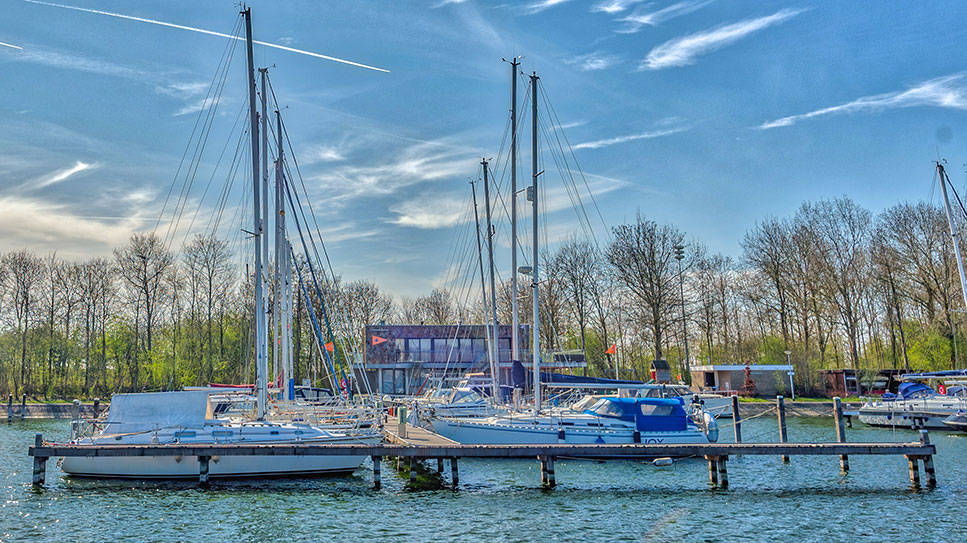 Boten in haven voor clubhuis